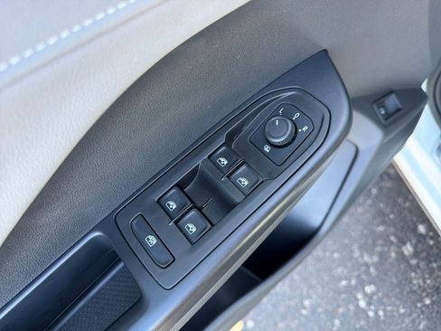 Used 2024 Volkswagen Taos SE image 19