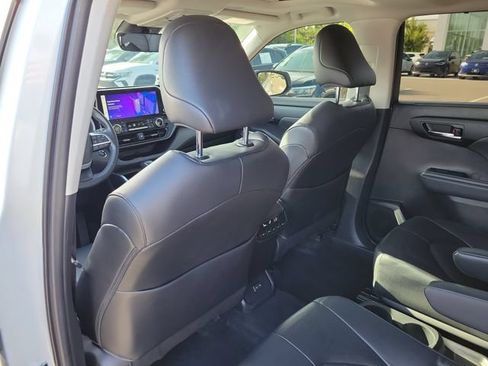 Used 2023 Toyota Highlander XLE FWD image 11