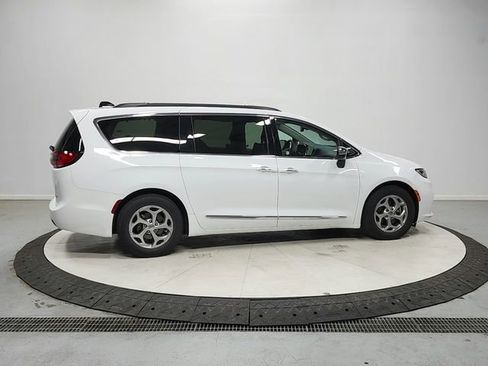 Used 2023 Chrysler Pacifica Limited FWD image 8