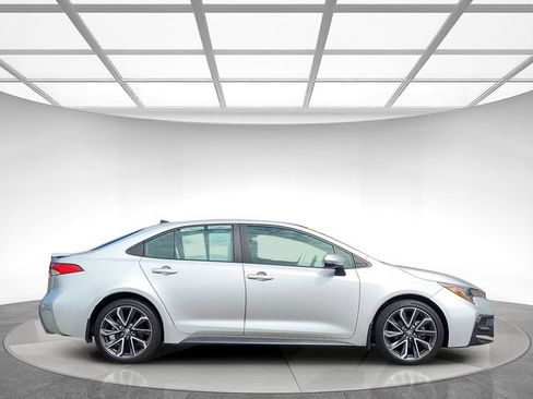 Used 2022 Toyota Corolla SE w/ SE Premium Package FWD image 3
