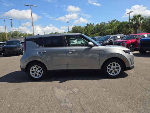 Certified 2023 Kia Soul LX w/ LX Technology Package FWD image 9