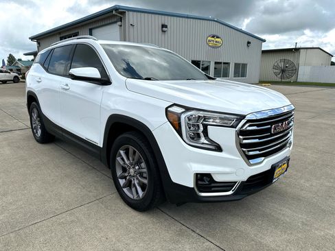 Used 2023 GMC Terrain SLT image 3