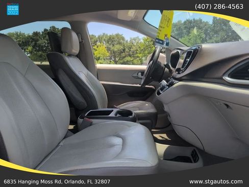 Used 2017 Chrysler Pacifica Touring-L Plus FWD image 23
