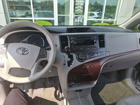 Used 2013 Toyota Sienna XLE FWD image 3