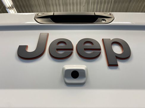 Certified 2025 Jeep Gladiator Mojave image 33