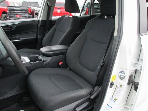 Used 2021 Toyota RAV4 LE image 13