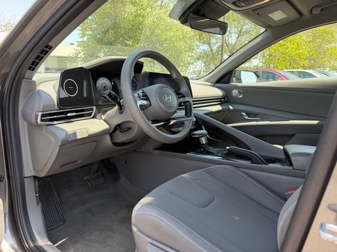 Used 2024 Hyundai Elantra SEL FWD image 9