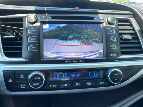 Used 2019 Toyota Highlander XLE AWD/4WD image 29