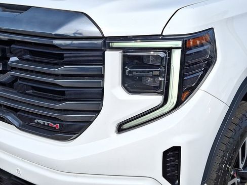 Used 2022 GMC Sierra 1500 AT4 w/ Technology Package AWD/4WD image 9