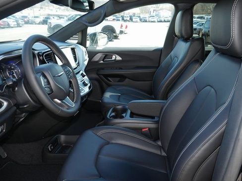 New 2026 Chrysler Pacifica Select image 2