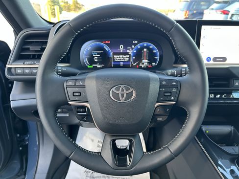 Certified 2025 Toyota Crown Signia image 25