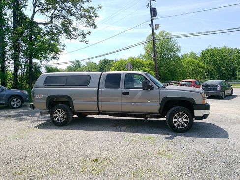 Used 2006 Chevrolet Silverado 2500 W/T w/ Skid Plate Package AWD/4WD image 5
