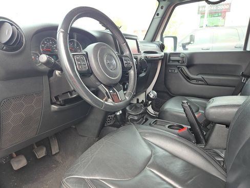 Used 2015 Jeep Wrangler Unlimited Sahara AWD/4WD image 10