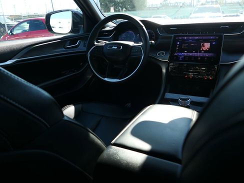 Used 2025 Jeep Grand Cherokee Limited w/ Black Appearance Package image 22