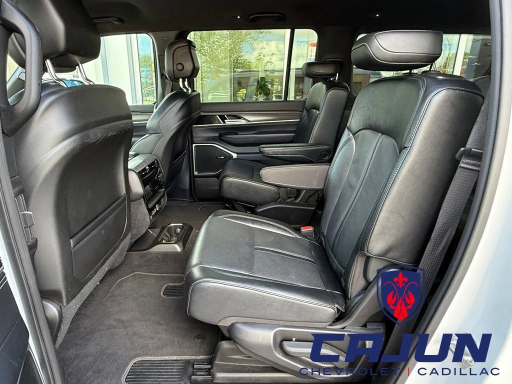 Used 2024 Jeep Wagoneer Series III AWD/4WD image 16