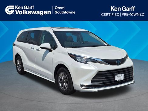 Used 2023 Toyota Sienna XLE FWD image 1