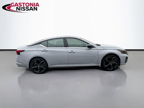Used 2024 Nissan Altima 2.5 SR w/ SR Premium Package image 10