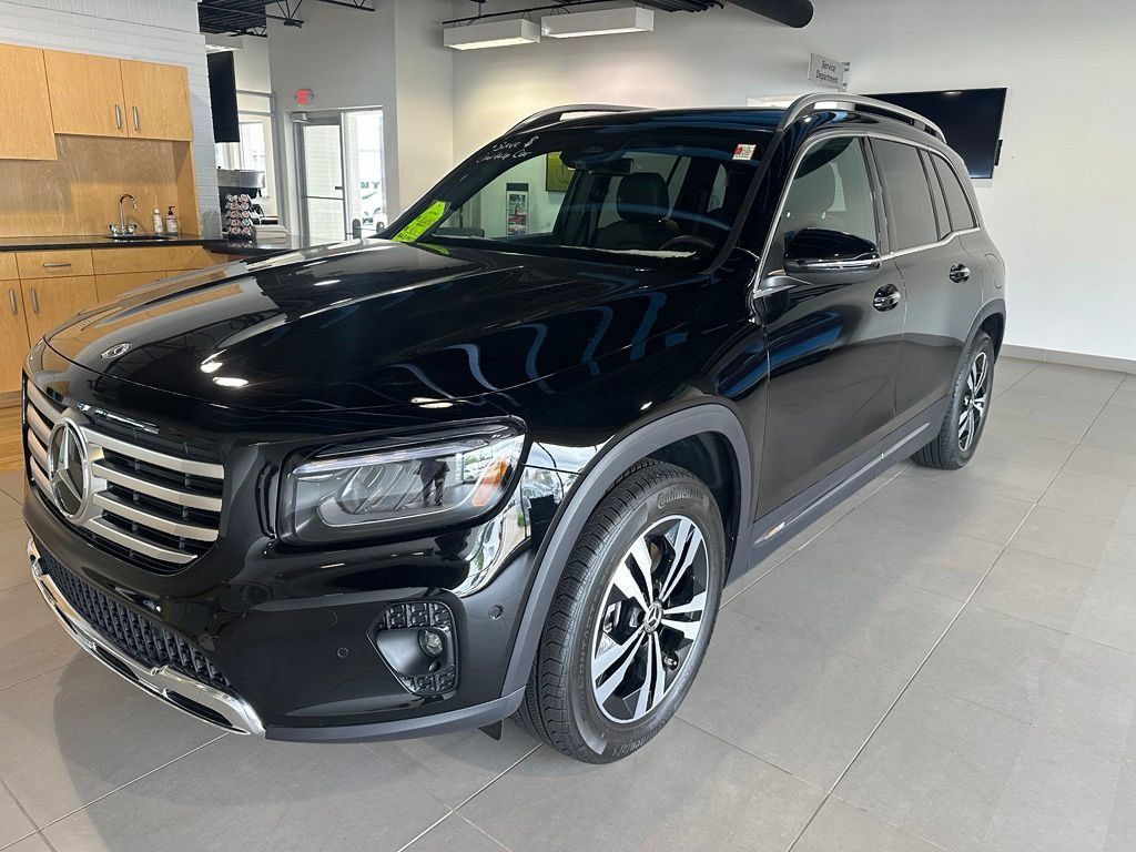 Used 2026 Mercedes-Benz GLB 250 4MATIC image 1