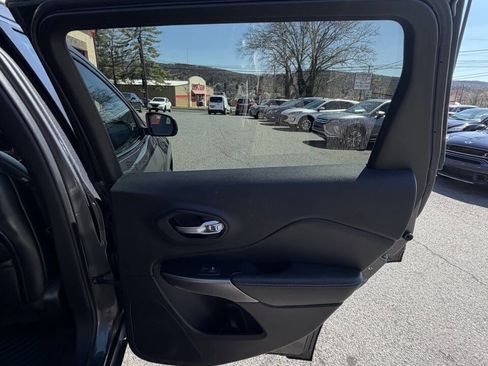 Used 2019 Jeep Cherokee Latitude Plus AWD/4WD image 32