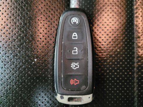 Used 2018 Ford Taurus SHO image 32