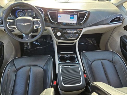 Used 2024 Chrysler Pacifica Limited FWD image 15
