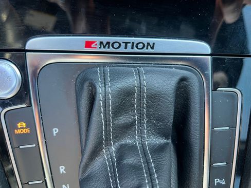 Used 2017 Volkswagen Golf R 4-Door image 31