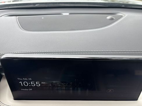 Used 2025 Genesis G70 2.5T image 18