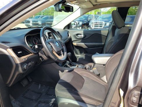 Used 2017 Jeep Cherokee Latitude w/ Comfort/Convenience Group FWD image 22
