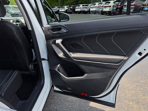 Certified 2022 Volkswagen Tiguan SE w/ Panoramic Sunroof Package FWD image 50