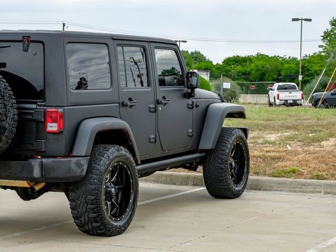 Used 2015 Jeep Wrangler Unlimited Sahara w/ Max Tow Package AWD/4WD image 11