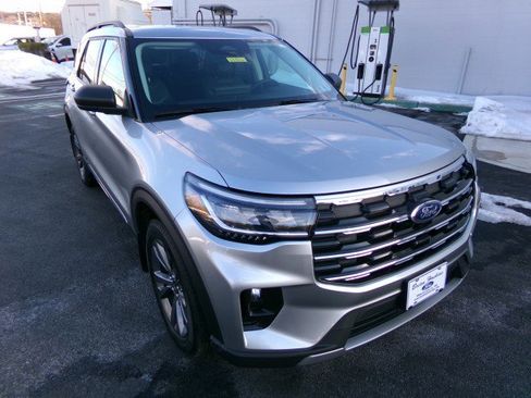 Used 2025 Ford Explorer Active w/ Active Comfort Package image 2