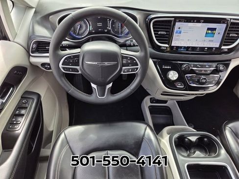 Used 2023 Chrysler Pacifica Touring-L FWD image 13