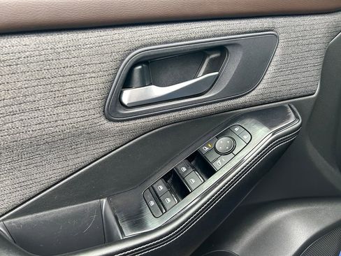 Used 2023 Nissan Rogue SV image 11