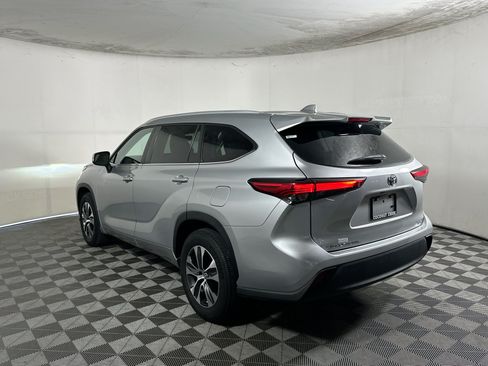 Used 2023 Toyota Highlander XLE FWD image 5
