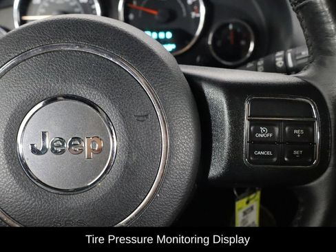 Used 2017 Jeep Wrangler Unlimited Rubicon w/ Connectivity Group AWD/4WD image 10