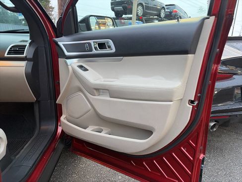 Used 2014 Ford Explorer XLT w/ Equipment Group 202A image 25