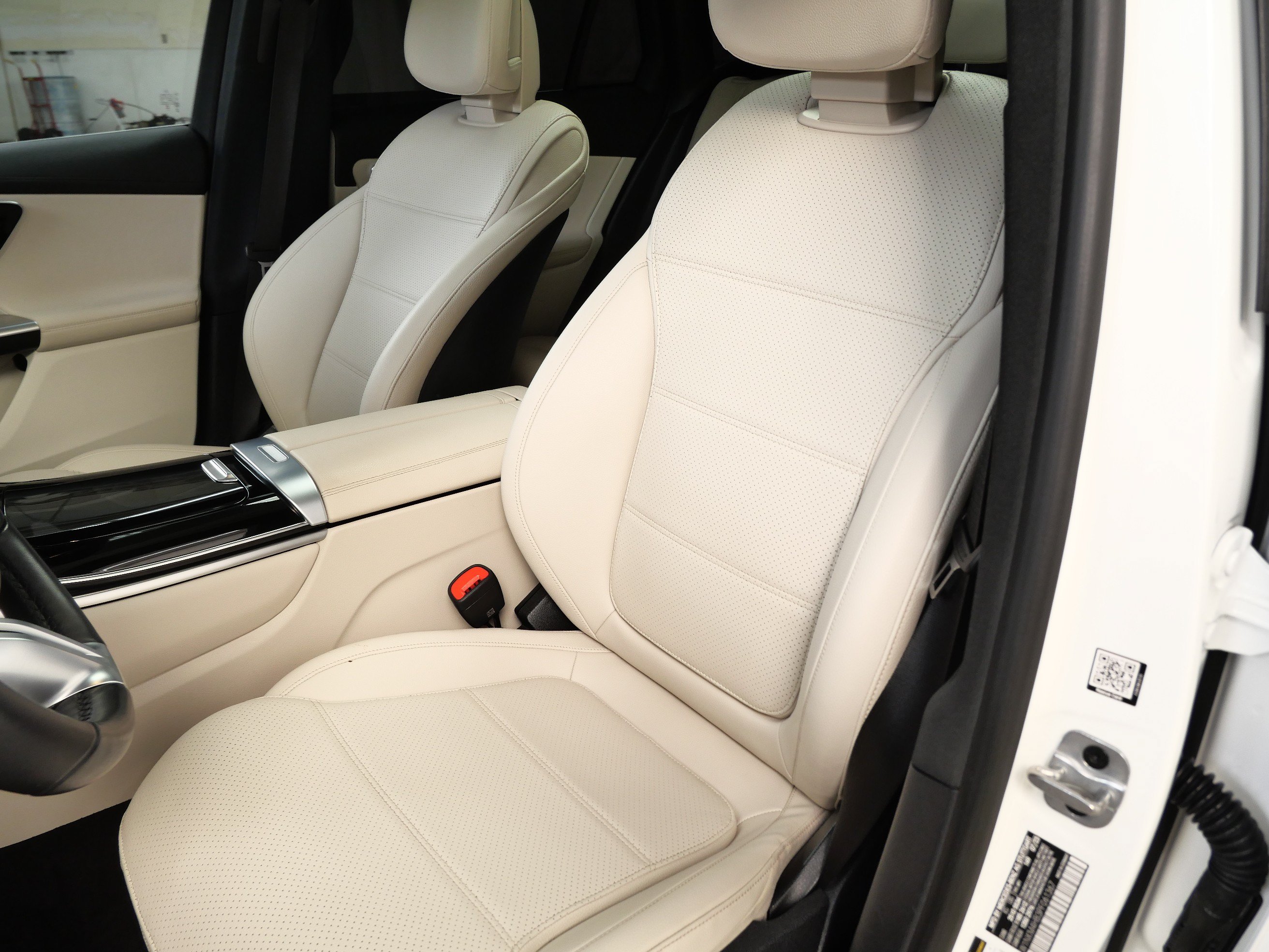 Used 2023 Mercedes-Benz GLC 300 4MATIC image 3