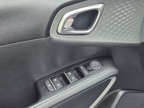 Used 2023 Kia Soul LX w/ LX Technology Package FWD image 23
