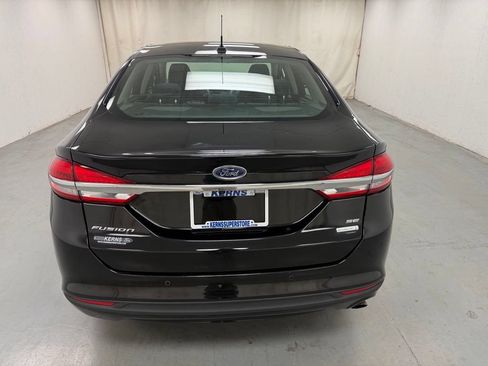 Used 2018 Ford Fusion SE w/ Fusion SE Technology Package FWD image 4