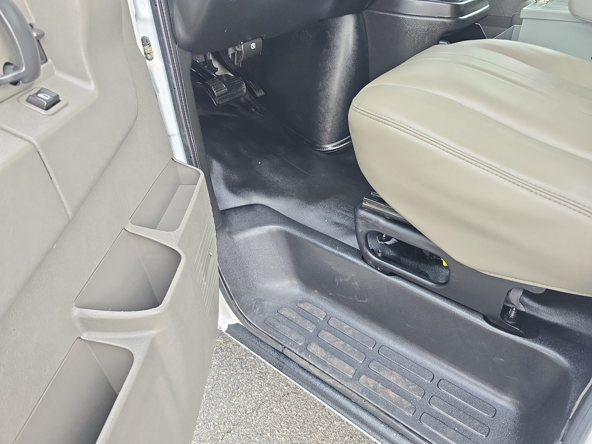Used 2018 Chevrolet Express 2500 w/ Driver Convenience Package RWD image 18