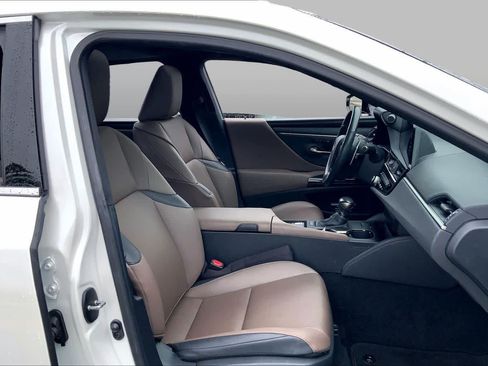 Used 2024 Lexus ES 350 w/ Premium Package FWD image 9