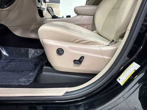 Used 2019 Jeep Grand Cherokee Laredo AWD/4WD image 6