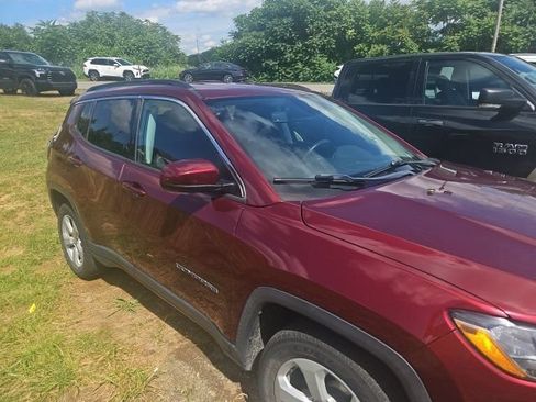 Used 2021 Jeep Compass Latitude w/ Convenience Group FWD image 2