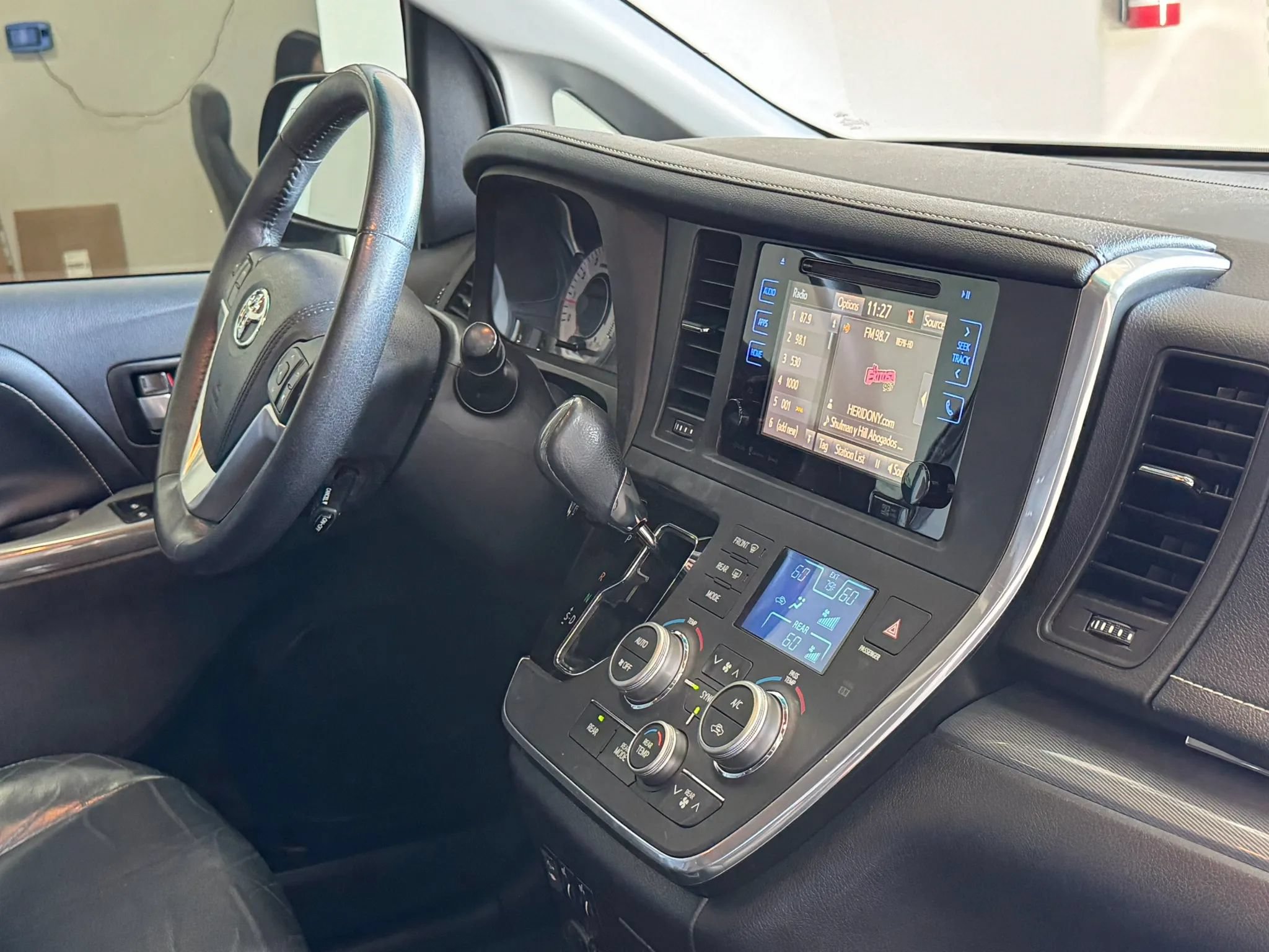 Used 2017 Toyota Sienna SE Premium FWD image 24