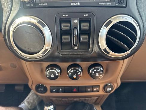 Used 2017 Jeep Wrangler Unlimited Sahara w/ Dual Top Group AWD/4WD image 18