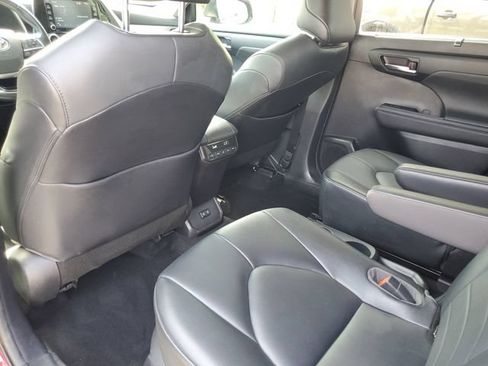Used 2021 Toyota Highlander XLE FWD image 23
