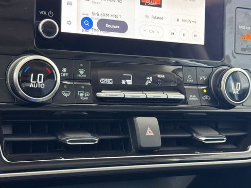 Used 2025 Toyota Highlander LE FWD image 18