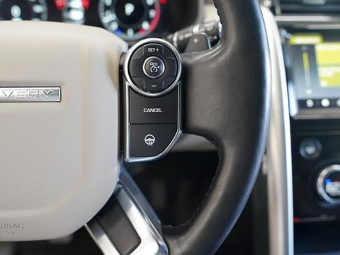 Used 2018 Land Rover Discovery HSE AWD/4WD image 16