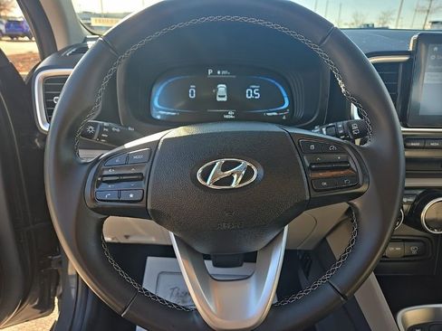 Used 2025 Hyundai Venue SEL image 18