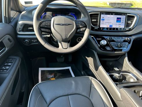 New 2026 Chrysler Pacifica Limited w/ S Appearance Package AWD/4WD image 13